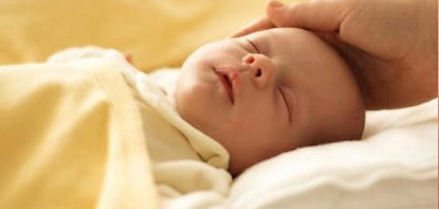 صورة جديد كم عدد ساعات نوم الطفل حديث الولادة