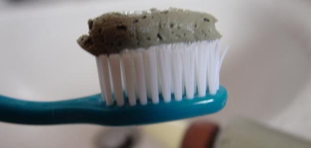 صورة طريقة تبييض الأسنان بالفحم