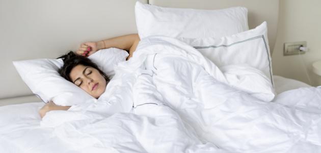 صورة فوائد وأضرار النوم على الظهر