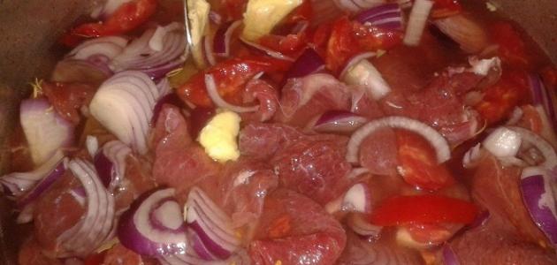 صورة طريقة عمل اللحم بالبصل والطماطم