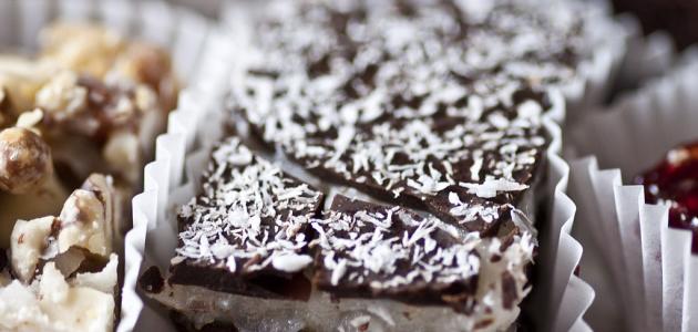 صورة وصفة ألواح الشوكولاتة بكرات جوز الهند – فيديو