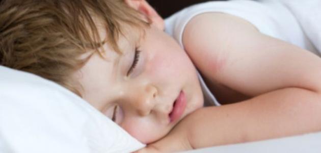 صورة أسباب التعرق أثناء النوم عند الأطفال