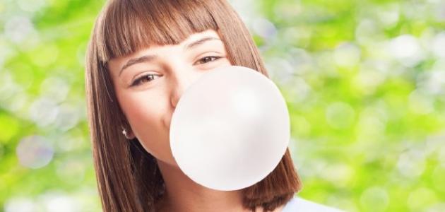 أضرار مضغ العلكة أضرار مضغ العلكة