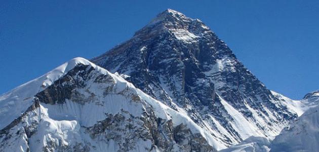 أين تقع أعلى قمة في العالم