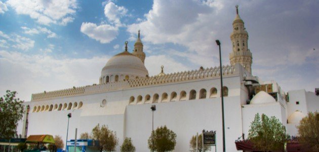 أين يقع مسجد القبلتين