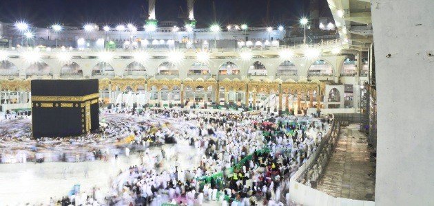 أين يوجد الحجر الأسود أين يوجد الحجر الأسود