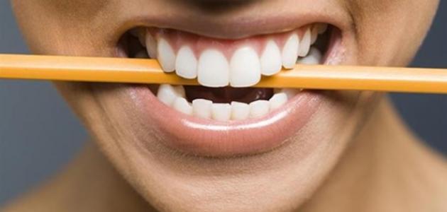 الضغط على الأسنان أثناء النوم الضغط على الأسنان أثناء النوم