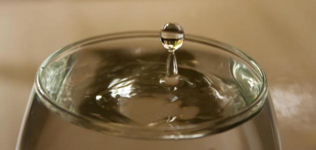 الماء الدافئ على الريق الماء الدافئ على الريق