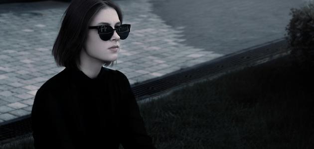صفات المرأة التي تحب اللون الأسود