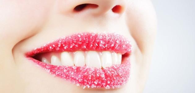 طرق لتفتيح لون الشفاه طرق لتفتيح لون الشفاه