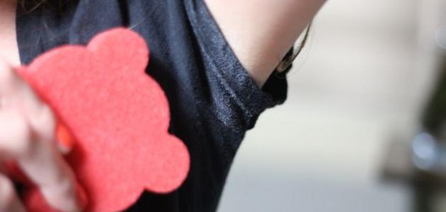 طريقة إزالة بقع مزيل العرق من الملابس السوداء طريقة إزالة بقع مزيل العرق من الملابس السوداء