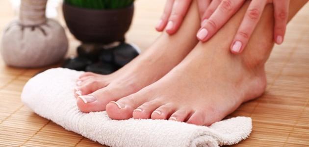 طريقة تنظيف القدمين