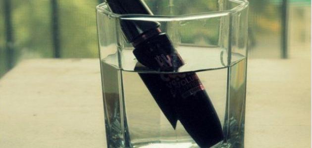 طريقة تنظيف علبة الماسكارا طريقة تنظيف علبة الماسكارا