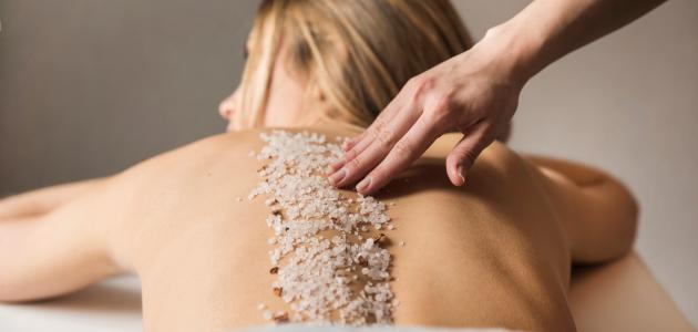 طريقة صنفرة الجسم بالسكر وزيت الزيتون