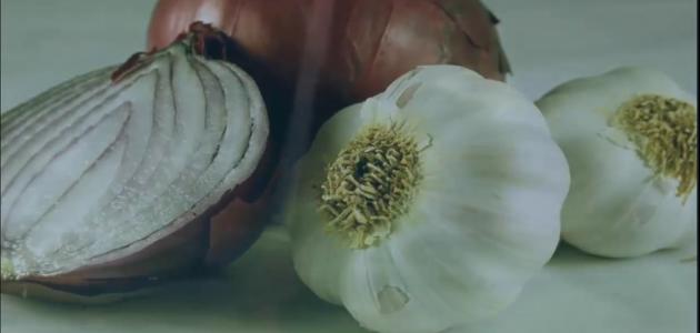 فوائد الثوم والبصل لتطويل الشعر فوائد الثوم والبصل لتطويل الشعر