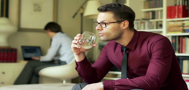 فوائد شرب الماء جالساً فوائد شرب الماء جالساً