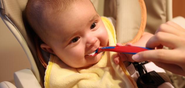 في أي شهر يبدأ الطفل بالأكل في أي شهر يبدأ الطفل بالأكل