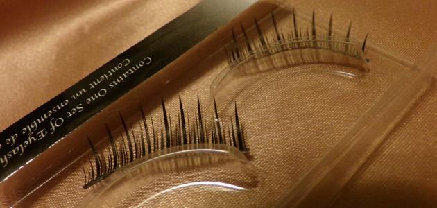 كيفية إزالة الرموش الصناعية