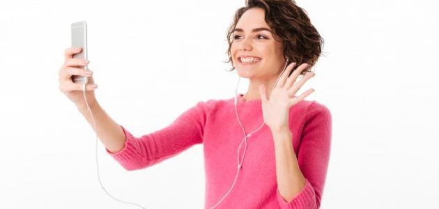 كيف أتعامل مع خطيبي المسافر