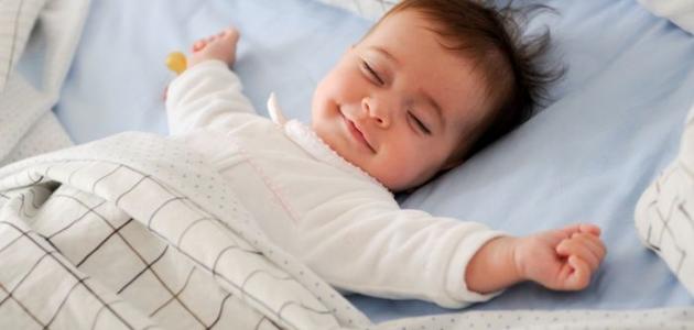 كيف أعلم طفلي النوم في سريره