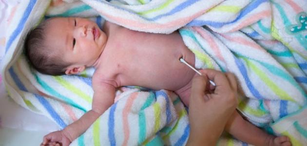 كيف أنظف سرة طفلي