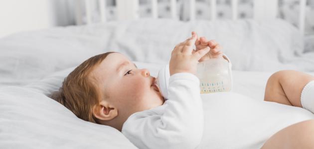 متى يمسك الطفل الرضاعة متى يمسك الطفل الرضاعة