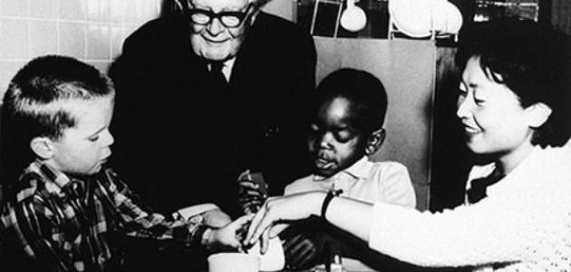 مراحل نمو الطفل عند جان بياجيه مراحل نمو الطفل عند جان بياجيه