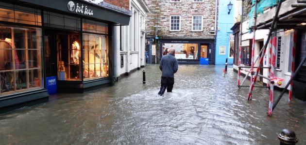 آثار الفيضانات على الإنسان والبيئة