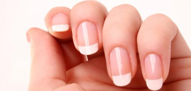 أسباب تشقق الجلد حول الأظافر