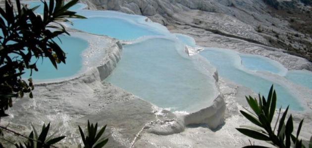 أشهر دولة في الينابيع الحارة