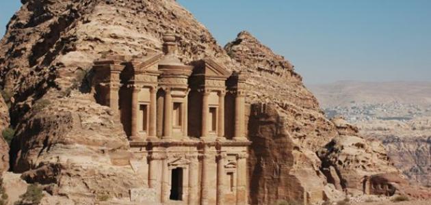 أين توجد آثار البتراء
