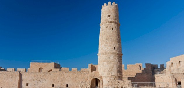 أين يقع برج هارون الرشيد