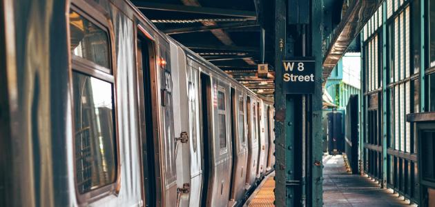 القطار الكهربائي تحت الأرض القطار الكهربائي تحت الأرض