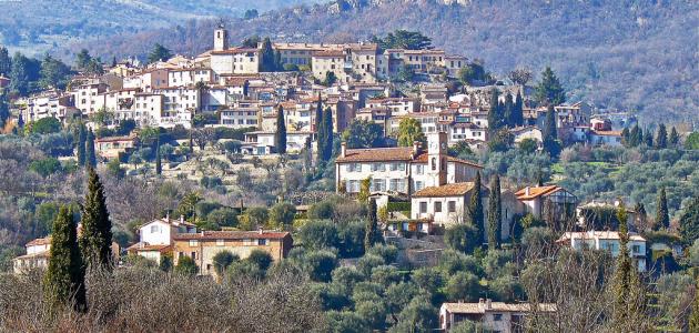 بماذا تتميز المدينة عن القرية