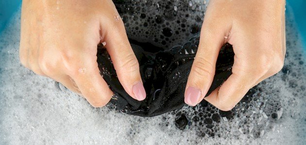 طريقة إزالة اللبان من الملابس السوداء