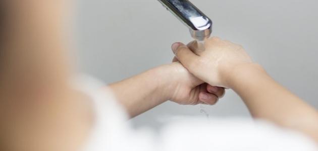 طريقة إزالة رائحة البصل من اليدين