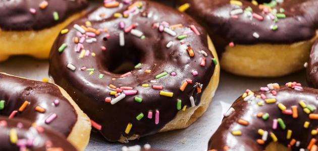 طريقة إعداد الدونات بالشوكولاتة