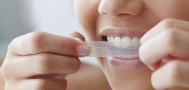 طريقة استخدام لصقات تبييض الأسنان طريقة استخدام لصقات تبييض الأسنان