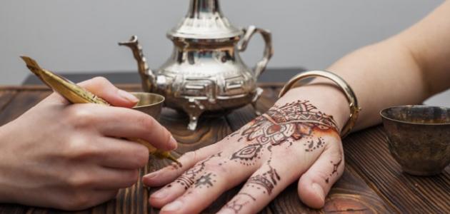 طريقة تثبيت لون الحناء على اليد طريقة تثبيت لون الحناء على اليد