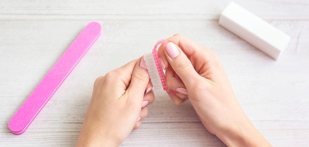 طريقة تنظيف الأظافر في البيت طريقة تنظيف الأظافر في البيت