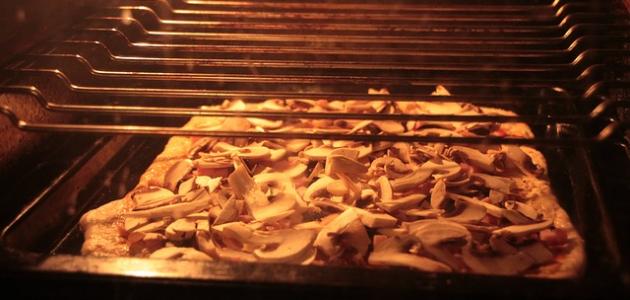 طريقة خبز البيتزا بالفرن الكهربائي طريقة خبز البيتزا بالفرن الكهربائي