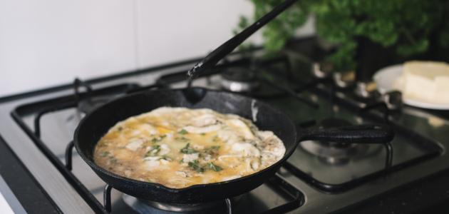 طريقة عمل العجة بالبيض والدقيق