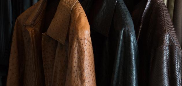 طريقة غسل الملابس الجلدية