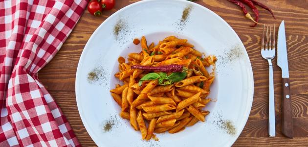 طريقة معكرونة حمراء بالجبن طريقة معكرونة حمراء بالجبن