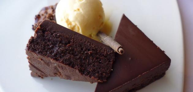 عمل حلى بالشوكولاتة عمل حلى بالشوكولاتة