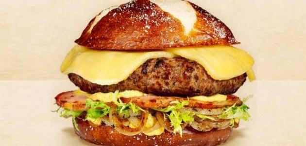 عمل سندويشات البرجر عمل سندويشات البرجر