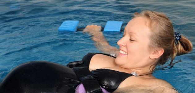 فوائد السباحة للحامل فوائد السباحة للحامل