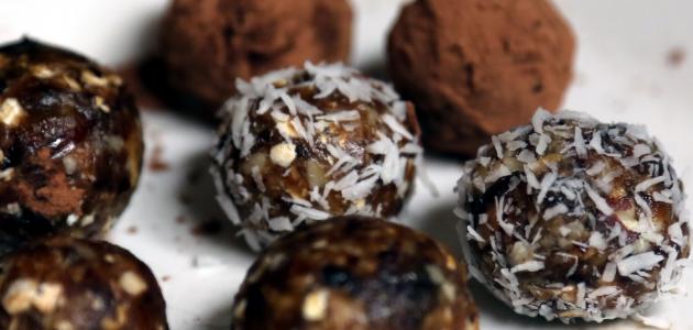 كرات التمر بالبسكويت كرات التمر بالبسكويت