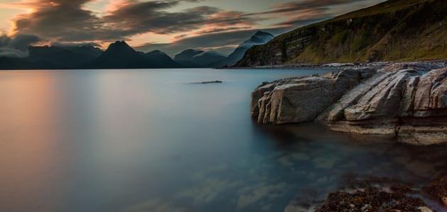 كم عرض البحر الأحمر