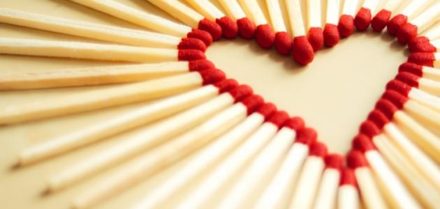 كيف تعرف الفتاة أن الشاب يحبها كيف تعرف الفتاة أن الشاب يحبها